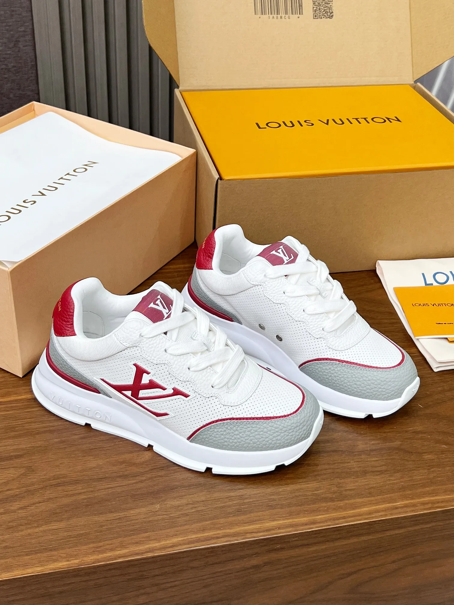👟👟Ex-factory price 680👟👟 Men's size +10 LV Louis Vuitton L Jialu brand thick-soled casual couple sneakers🔥🔥🔥 Made of smooth cow leather and elegant design, can be easily integrated into various styles. The eye-catching LV letters are marked on the side of the shoe, and the lightweight rubber outsole is embellished with the Vuitton logo ▪️ Sole thickness: 4CM. The counter specializes in the latest casual shoes and new hard goods 🆕 ❥Purchase level! Full of high-end feel! A popular model among bloggers at home and abroad, it’s retro and fashionable and looks amazing on your feet! Wear a lot of happiness! The official website’s main recommendation★ ▪️Upper: Original custom-made imported calfskin fabric ▪️Inner lining: breathable gauze imported from Italy ▪️Outsole: rubber foam ➕tpu high-end outsole ▪️Shoe size: women’s 35-41, (women’s 41 is custom-made). Men's clothing 39-46 (45-46 customized).